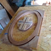 L'ouvrant présente une portion droite permettant sa rotation sur les charnières et une autre en face permettant de dégager suffisamment de profondeur pour larder la batteuse