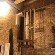 Rangement près du plafond car peu de place