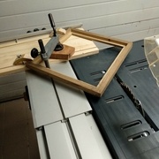 Réalisation de mes incrustations : je passe le cadre par la scie sous table, pour une petite incision de 2 ou 3 mm (c'est un LUREM Flip que vous voyez là, avec ma (vieille !) TS55 montée par dessous