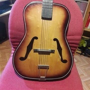 Une archtop avec ses ouïes en f et son chevalet flottant