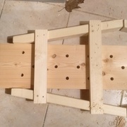 Pieds positionnés sur le plateau pour avoir le bon écartement. Pré-perçage à 4mm.