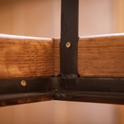 Des cornières en métal pliées et soudées à un fer plat forment la structure qui suspend le lit au plafond