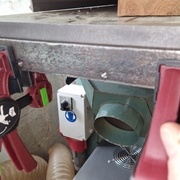 Positionnement du fer plat avec des serre-joints pour reporter les point de perçage de la table