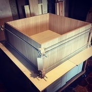 Presse à cadre pour coller un coffre