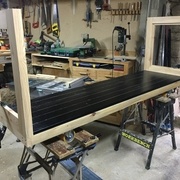 Les roues et les cotés montés. L'encombrement et la hauteur du meuble me conviennent