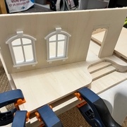 Premiers collages. Le contreplaqué de 10mm fait en réalité 9.5mm, ce qui complique un peu la chose…