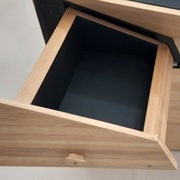 L'intérieur du tiroir plaqué chêne et simili-cuir