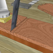 **3/** Avec un ciseau large et parfaitement affûté, nous profilons les pentes des queues d'aronde.