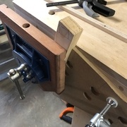 C'est quand même plus facile de serrer la pièce à la bonne hauteur comme ça.