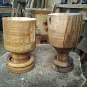 A droite le verre en noyer déjà présenté