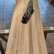 Après un peu de rabotage, ça commence à être vraiment beau! C'est le dessous du plateau.