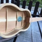 manche pris en sandwich entre table et fond, les éclisses sont incrustées dans le talon (Ukulele par @debluche)