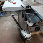 On peut basculer et ranger le bras, mais sans la tête : trop lourd avec le bras de levier ! Haureusement remettre la tête posée sur le chariot est très facile