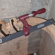 Collage en place du dernier élément, le reste étant collé à plat après transport.