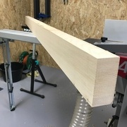 Dégauchissage de la face d'un montant du dormant de la porte terminée