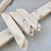 Perçage des tenons pour le chevillage à la tire.