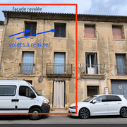2 ouvertures, à gauche, au 2eme étage