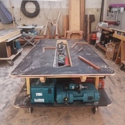 Établi sur roulettes pour stocker certaines machines. Je mon serve tout le temps.