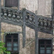 poteaux de colombage accueillant un escalier (à priori une ancienne galerie obturée)