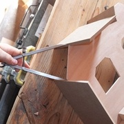 Les longueurs sont mesurées au compas à pointe sèche, afin de reporter directement la mesure dans le fond de la rainure.