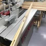 Montant droit de la porte rainuré