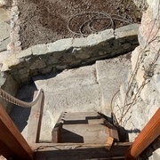 Echelle de meunier d'origine. Si on loupe une marche, je vous laisse imaginer l'atterrissage sur le muret d'en face...