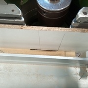 on s'arrête lorsque le repère de la pièce est aligné avec le deuxième repère du guide (en écartant l'arrière de la pièce - surtout ne jamais reculer)