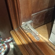 La charnière en partie basse, sur l'armoire