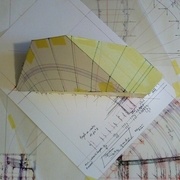 Bloc à plat sur la face en vraie grandeur de l'élévation (les sections sont remontées à la verticale , en vert)