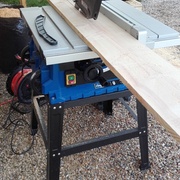 Découpe des planches qui vont soutenir les lattes du lit