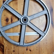 Photo de la face arrière du volant. En partie haute, on peut voir les quatre pré préperçages.