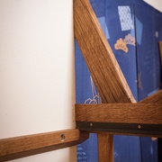 La cornière métallique, encastrée dans une rainure du bois, reprend les efforts du sommier.