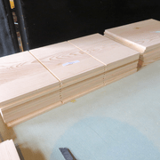 Les parois de caisses triées et rainurées