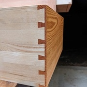 La gomme laque met bien en valeur le contraste des deux frênes