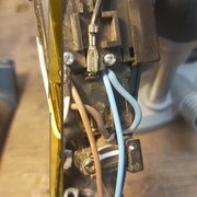 essayer de passer les câbles en vérifiant de ne rien coincer