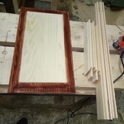 Teinter le contour du panneau avant l'assemblage