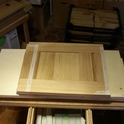 Scotch à masquer pour appliquer le vernis intérieur avant le collage