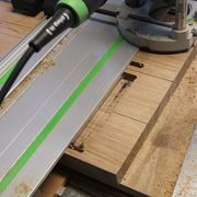 entaille à la défonceuse dans le pas des pied pour plateau bas