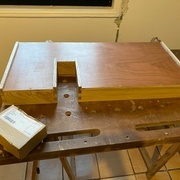 le fond est glissé dans la rainure puis vissé