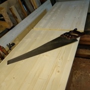 une grande largeur de planche implique une grande longueur de scie !