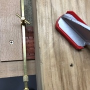 On positionne la cale sur "les pointillés" déjà coupés pour le trait droit