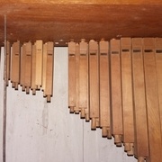 Le jeu de bourdon, têtes en bas. L'espace manquant est celui de trois tuyaux, au centre desquels se trouve le mien.