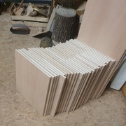 Préparation des étagères : plusieurs panneaux y sont passés !