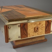 TABLE BASSE EN MARQUETERIE DE BOIS ET CUIVRE - 1970 (anonyme) http://www.design-market.fr