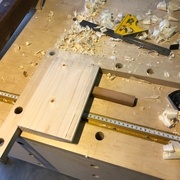 Une équerre pour bloquer, une cale, et roulez jeunesses!