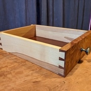 Un des petits tiroirs fini, avec son bouton choisi par ma chérie