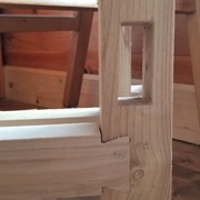 détail de la queue d'aronde, de la mortaise et de l'encoche pour tablette.