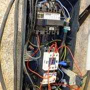 Arrivée de la puissance. En haut les fusibles, puis le contacteur et le thermique.