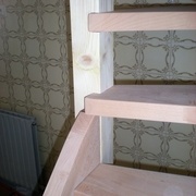 Les marches dépassant du poteau trouvent leur place dans le cadre de garde corps (solution un peu plus discrète)