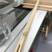 Montant droit de la porte rainuré